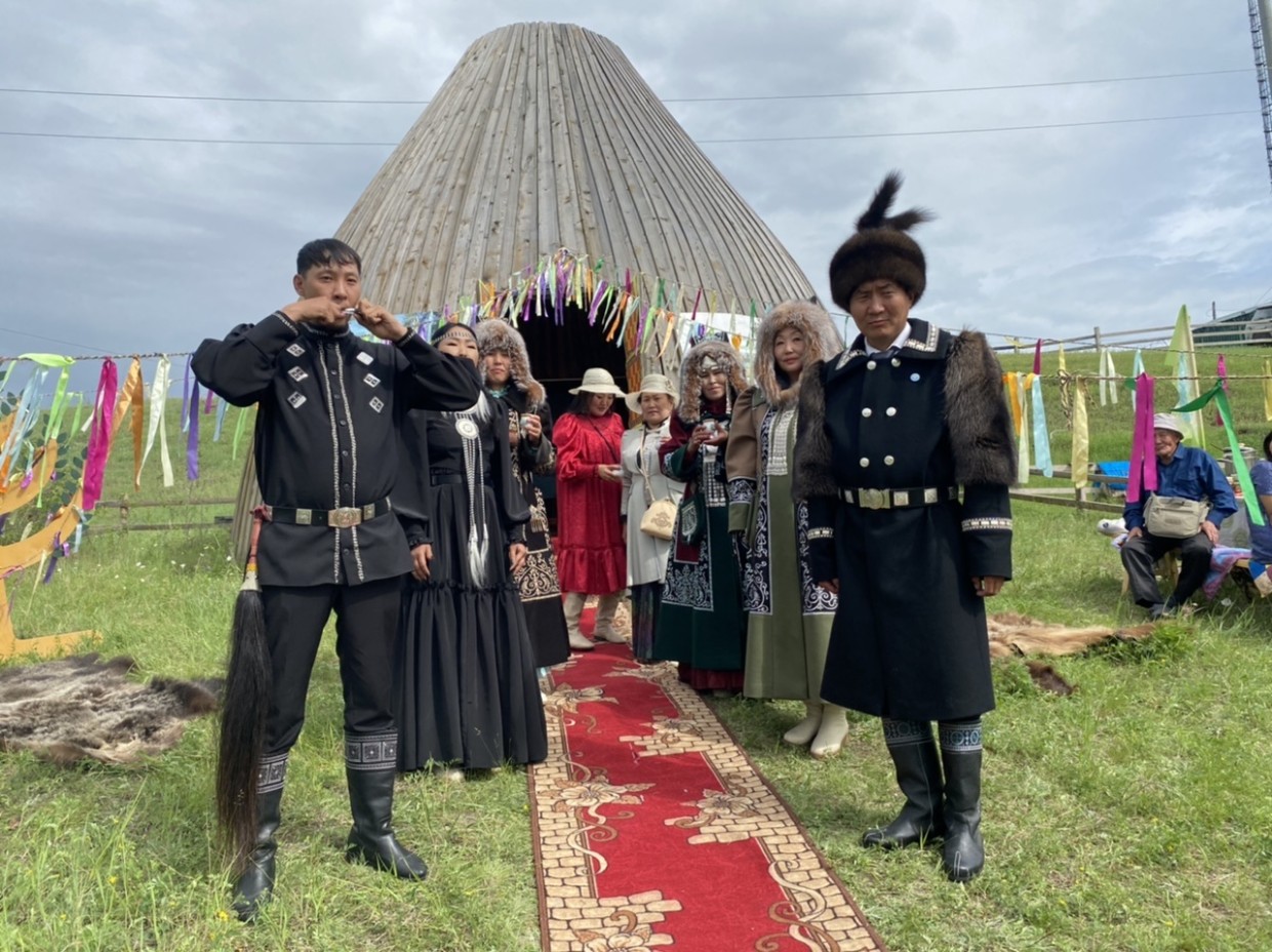 Какие цвета национальной одежды предпочитают саха и с чем связан этот выбор?