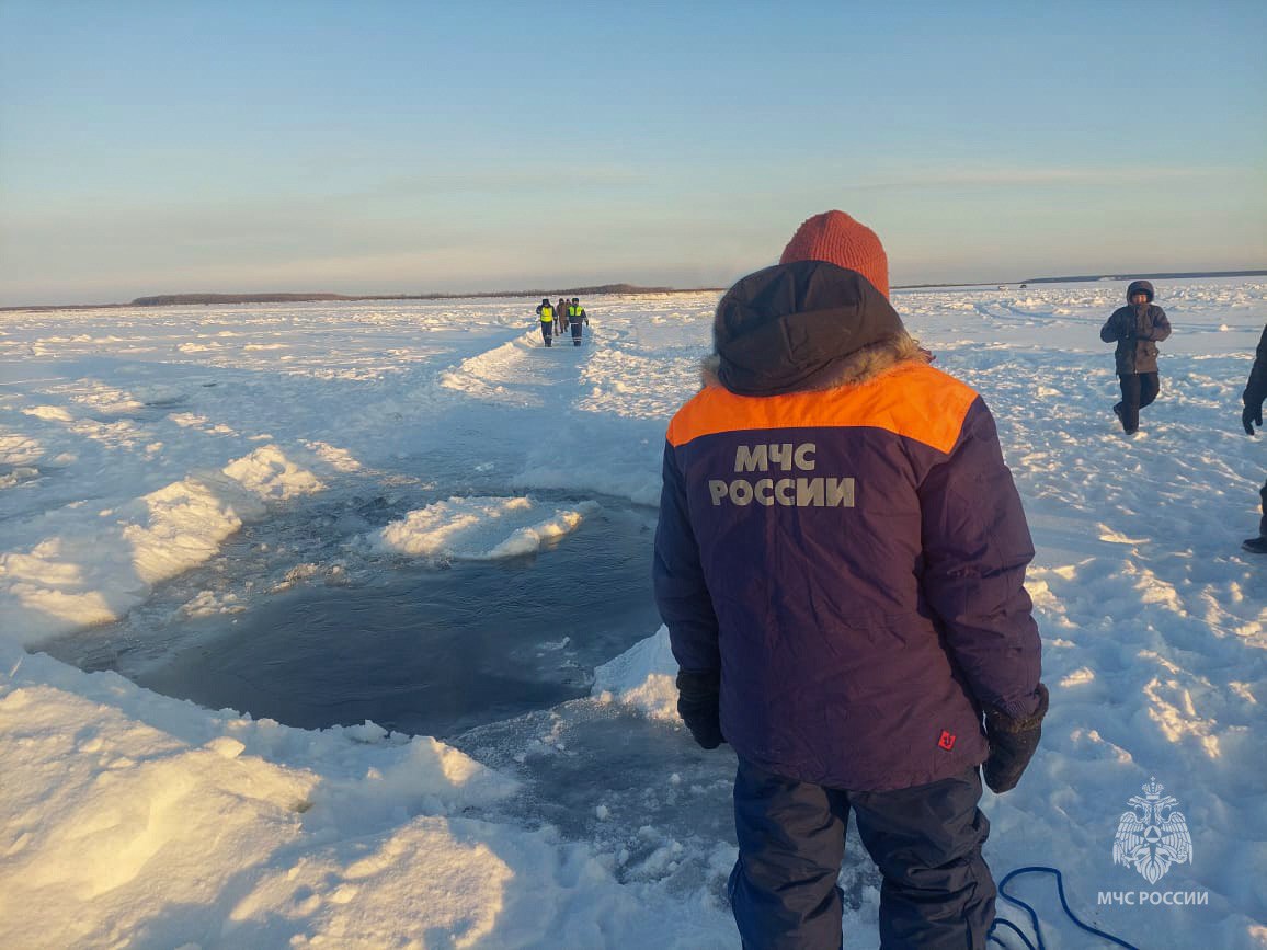 «Они не успели выйти из кабины». В Якутске провалился трактор с двумя людьми