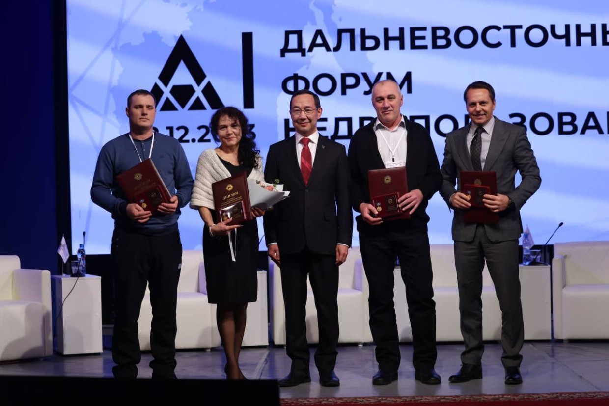 Команда ЯТЭК получила госпремии от главы Якутии