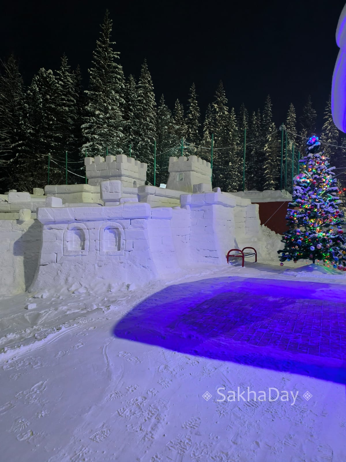 В Алдане учителя построили детям снежный замок
