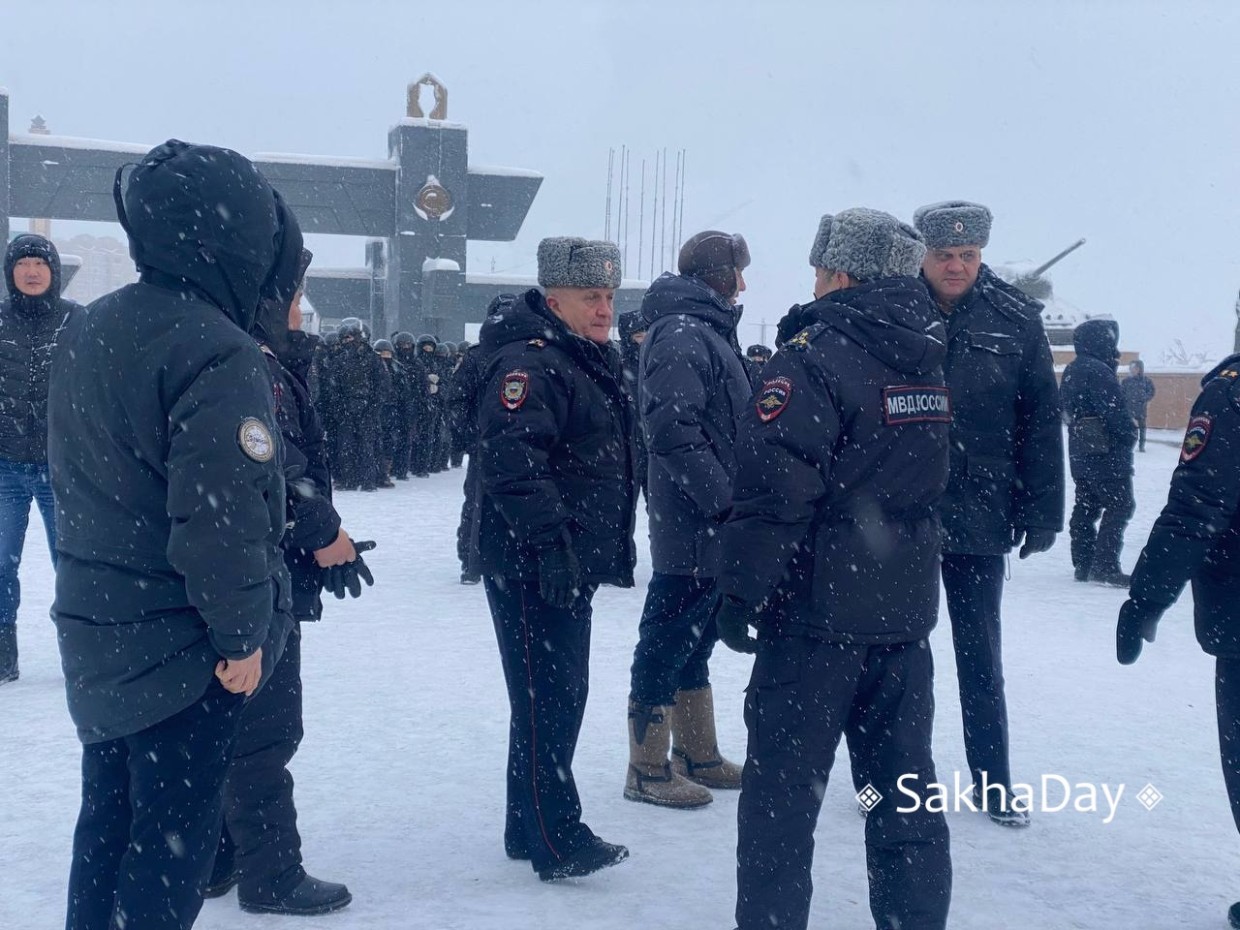 «Мужики, чего собрались?». В Якутске полиция остановила незаконный митинг