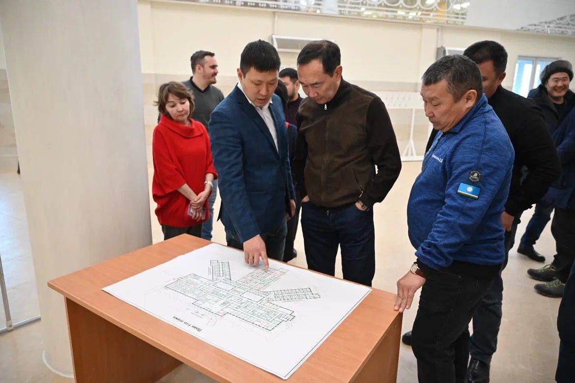 Айсен Николаев проверил строительные работы в онкодиспансере