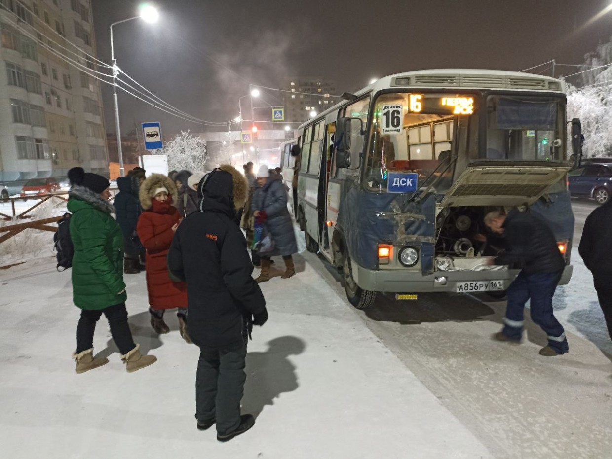 В Якутске в первый рабочий день наступившего года зафиксировано большое количество сходов автобусов из-за морозов