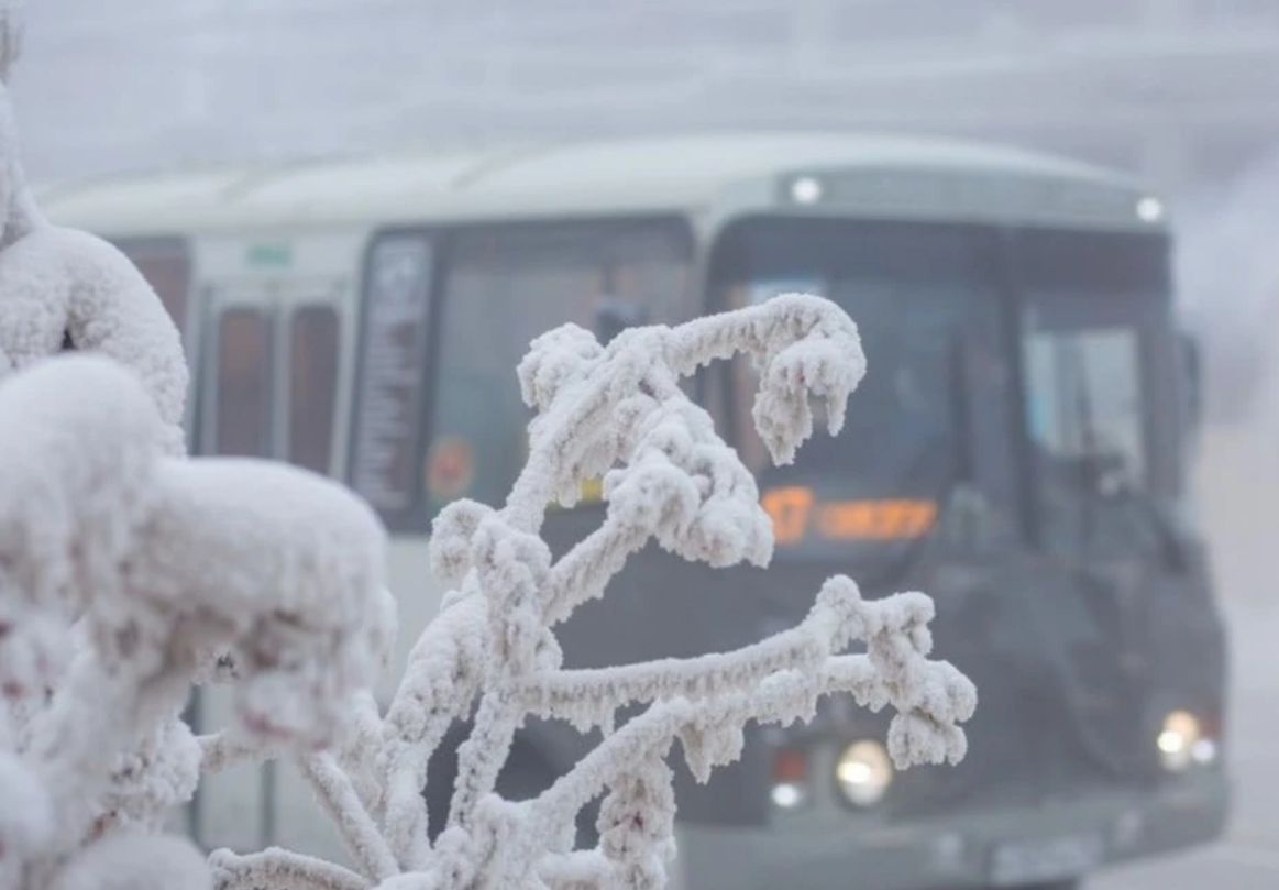 Мэрия Якутска связала увеличение времени ожидания автобусов с туманами и морозами