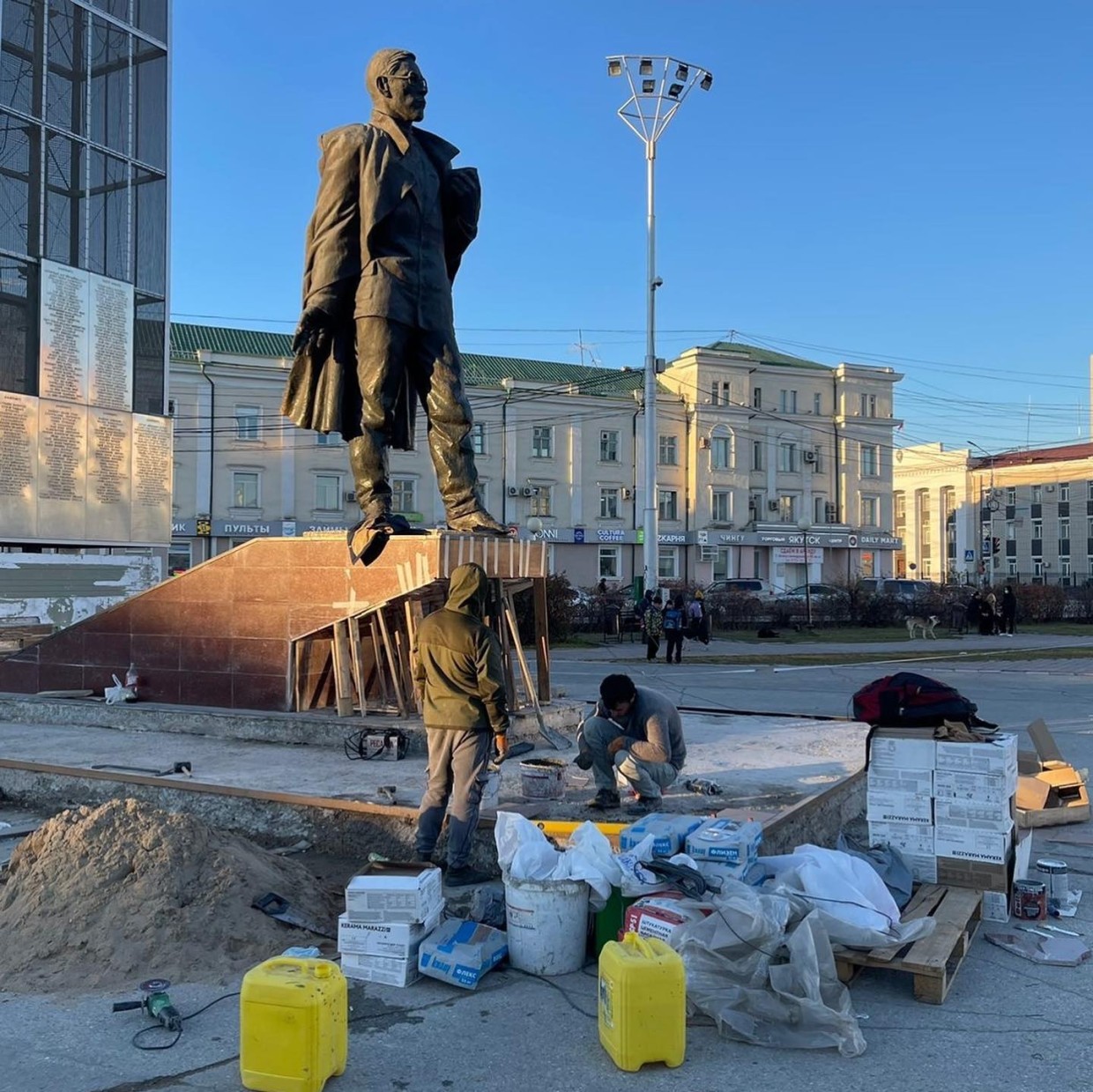 В Якутске возбуждено уголовное дело о служебном подлоге при выполнении ремонта памятника П.А. Ойунскому