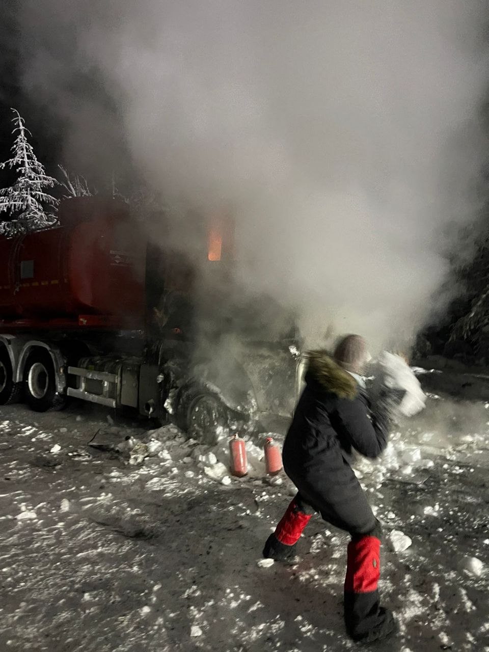 В Якутии блогеры спасли горящий бензовоз, загруженный топливом для ТЭЦ
