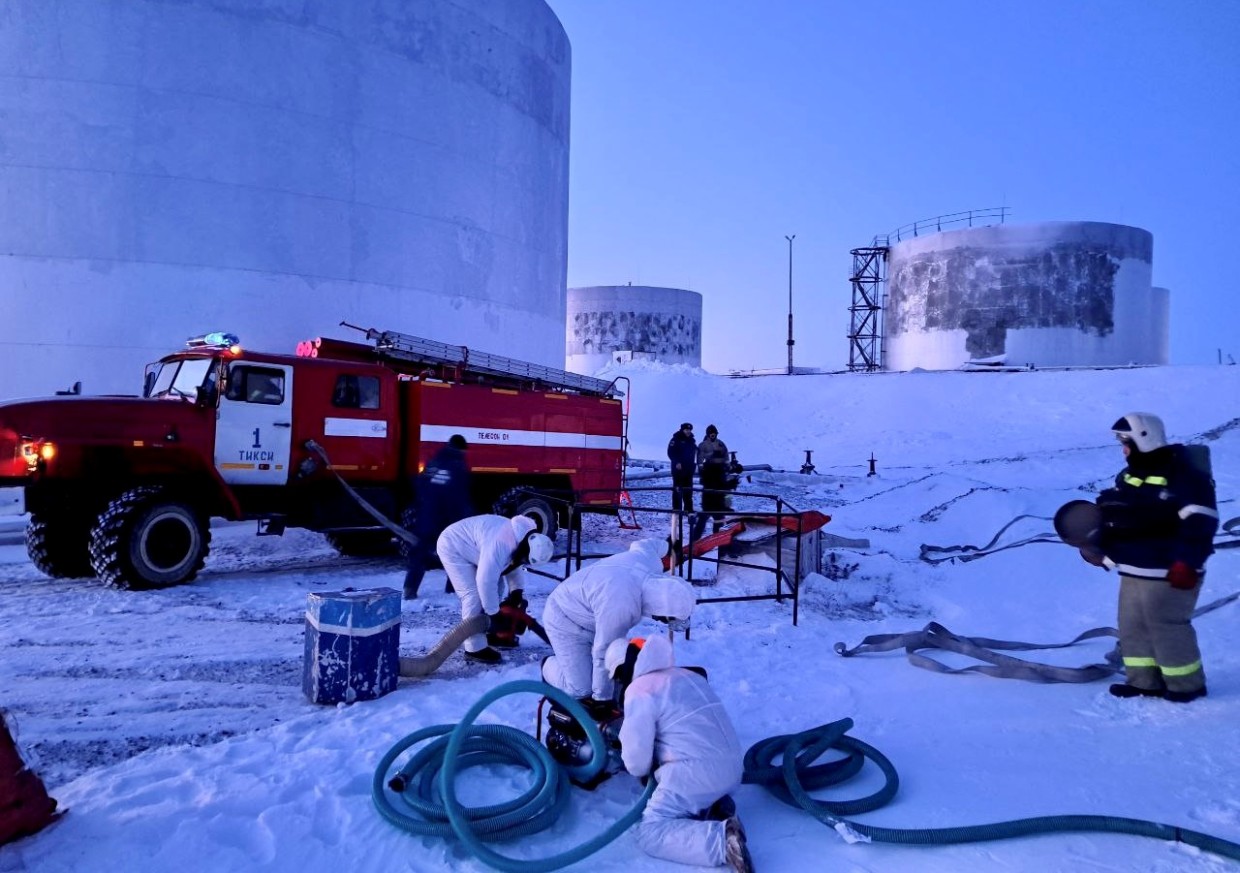На нефтебазе п. Тикси ГУП «ЖКХ РС(Я)» провели учения по ликвидации аварийного разлива нефти