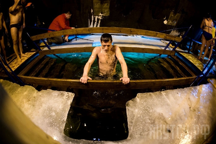 Врач рассказала, кому опасно погружаться в крещенскую купель при якутских морозах