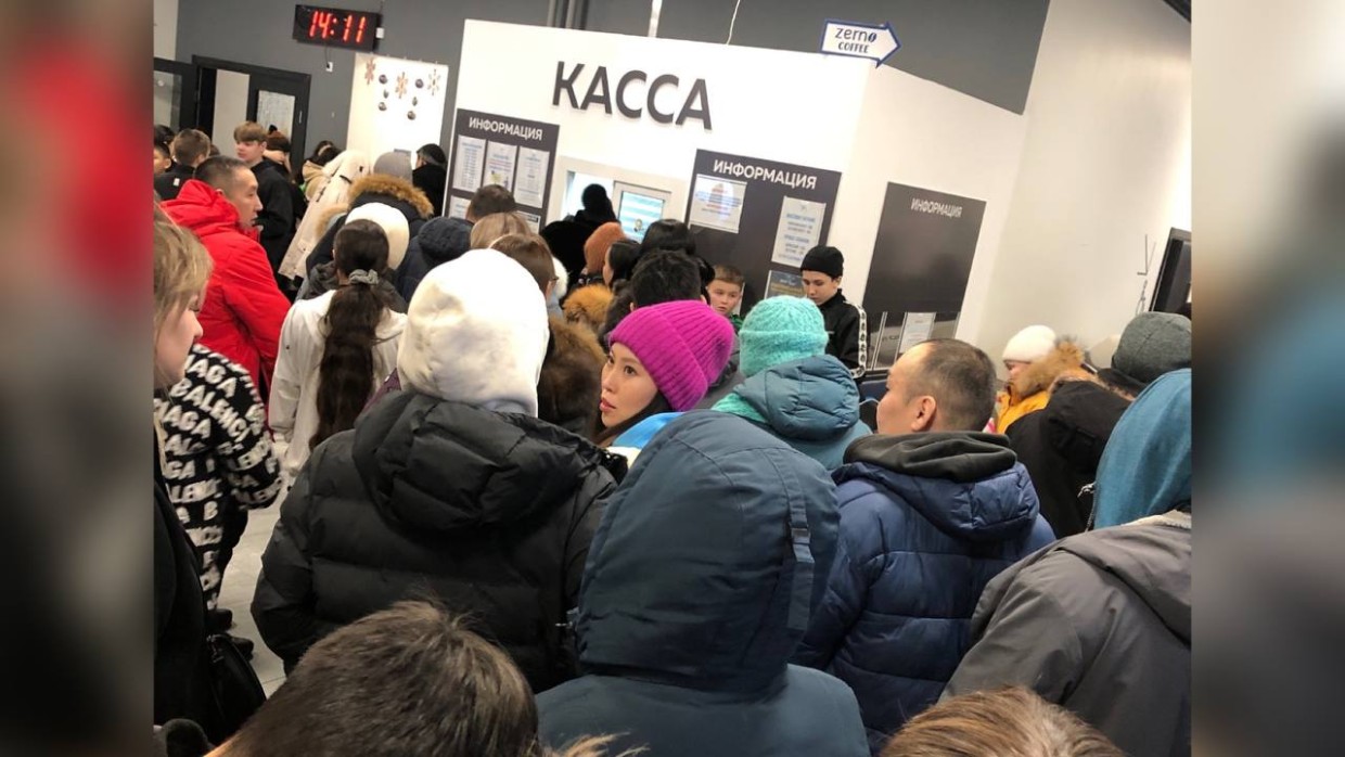 «Зря потраченный день». Посетители ледового катка на Можайского пожаловались на нехватку персонала и толпы людей