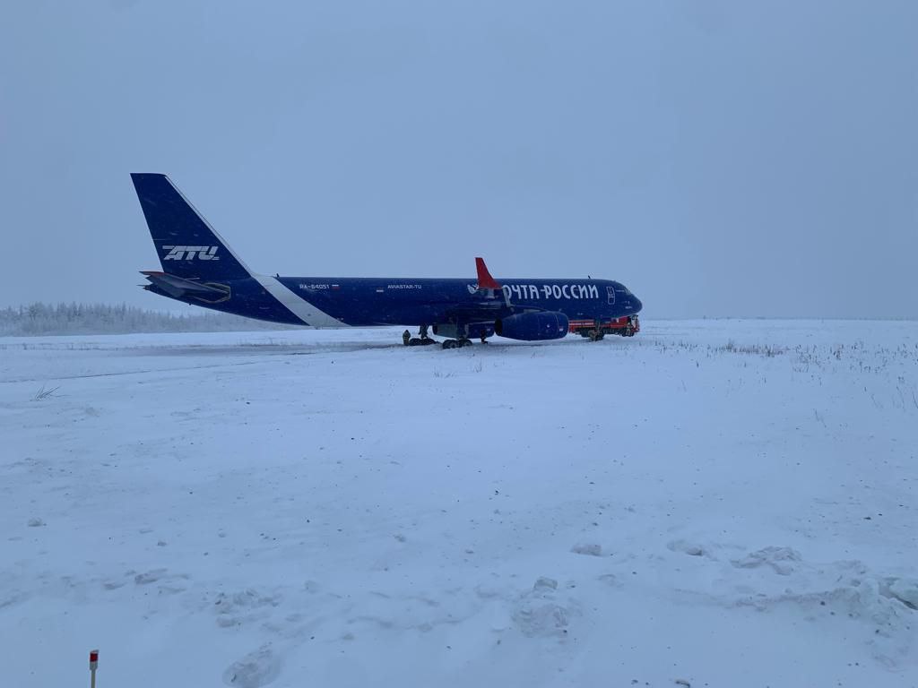 Самолет Ту-204 выкатился за пределы ВПП в Мирном