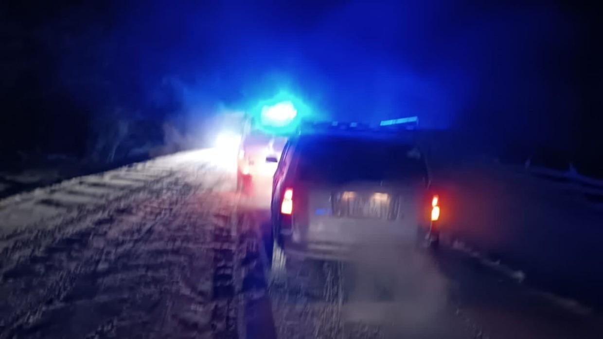 В Якутии инспекторы ДПС помогли пожилой паре, чей автомобиль съехал с дороги