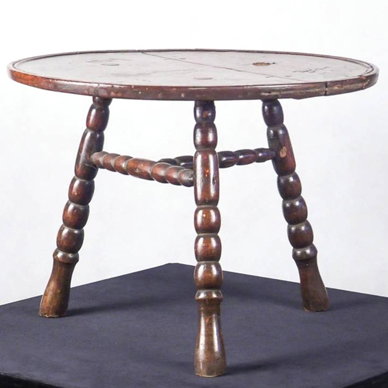 Выдумка или реальный случай? Смерть якутских комсомольцев от трехногого стола