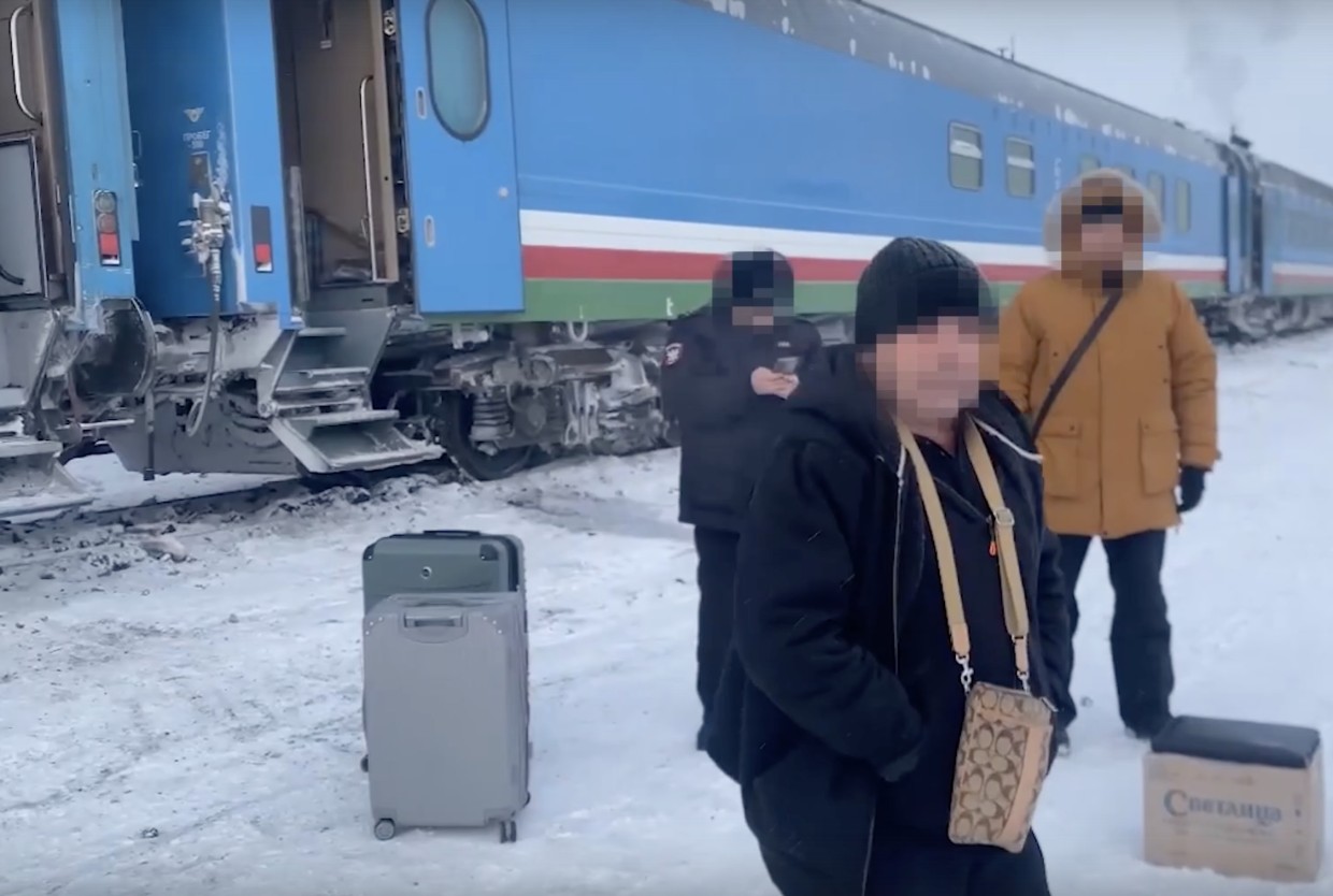 60-летнему иностранцу предложили 8 тысяч долларов за перевозку наркотиков в Якутию. Его задержали в поезде из Благовещенска