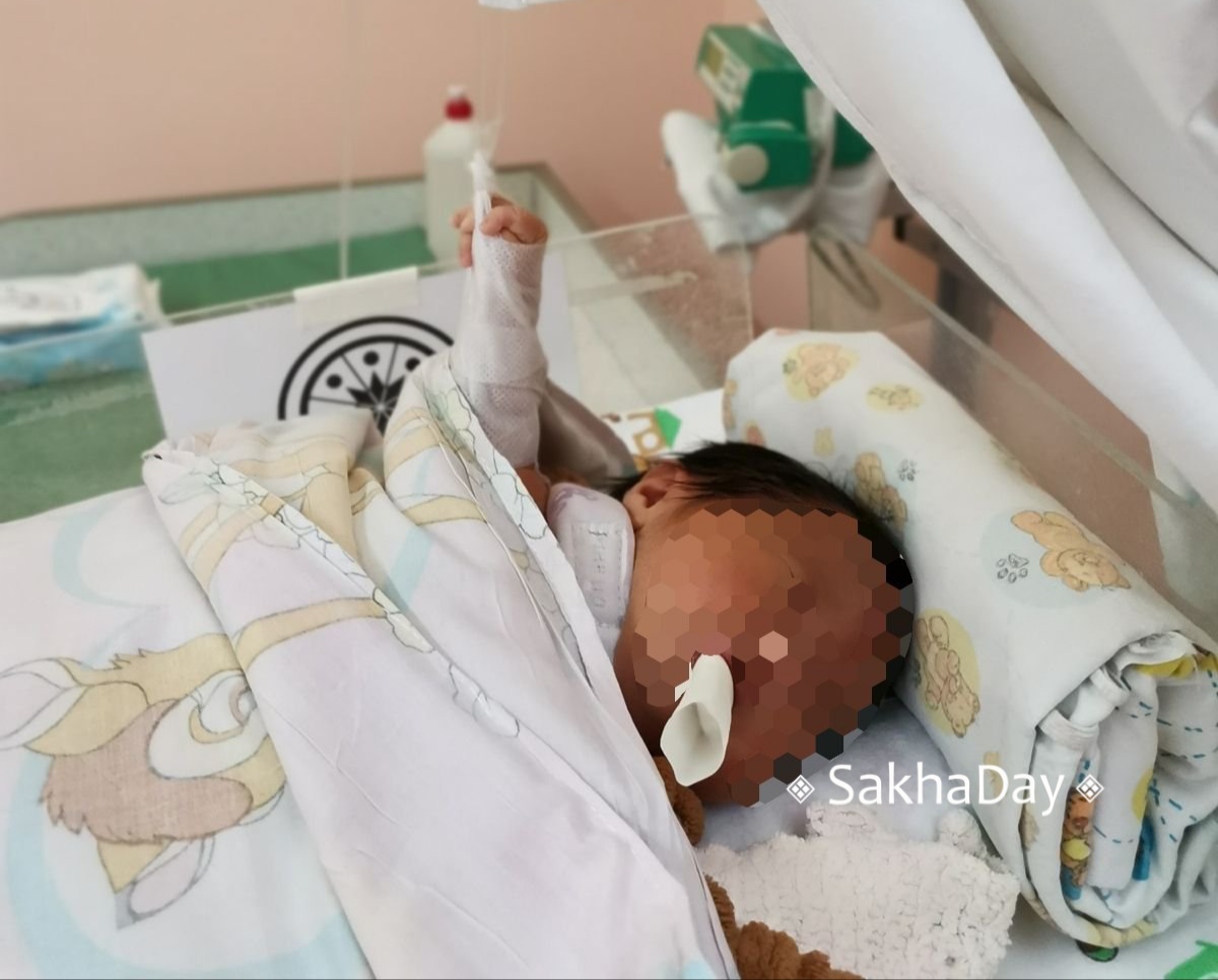 «Чудом выжил»: В Якутске новорожденный заболел неизлечимой болезнью в роддоме, но виновных не нашли