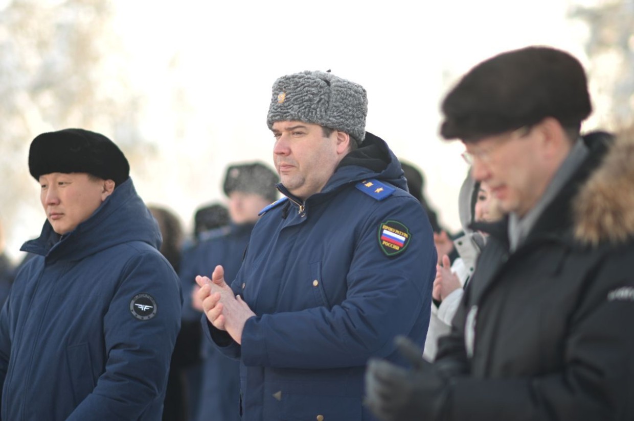 Замгенерального прокурора России Дмитрий Демешин вручил ключи от нового жилья