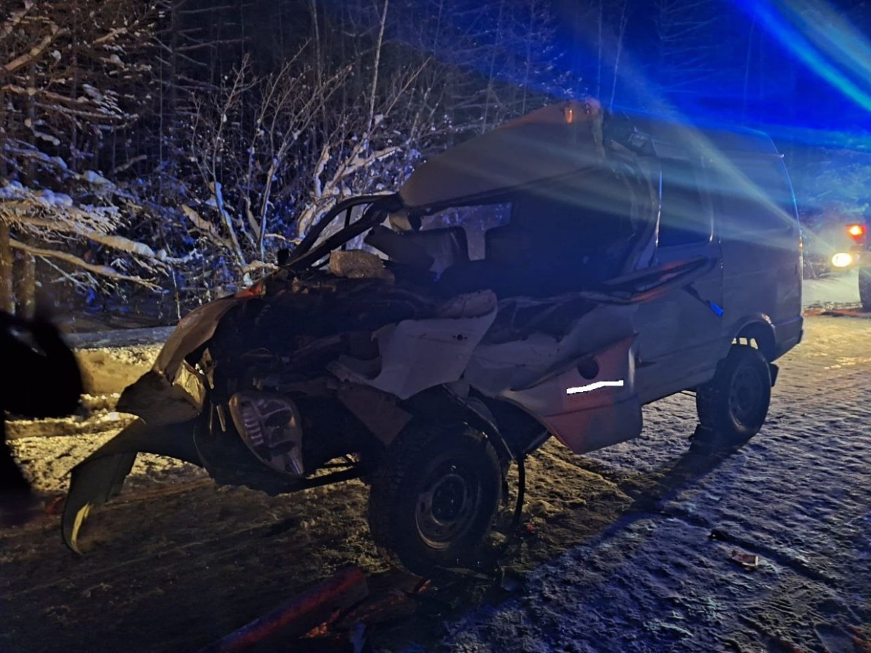 В Якутии водитель микроавтобуса врезался в стоящий грузовик с аварийными сигналами. Один человек погиб