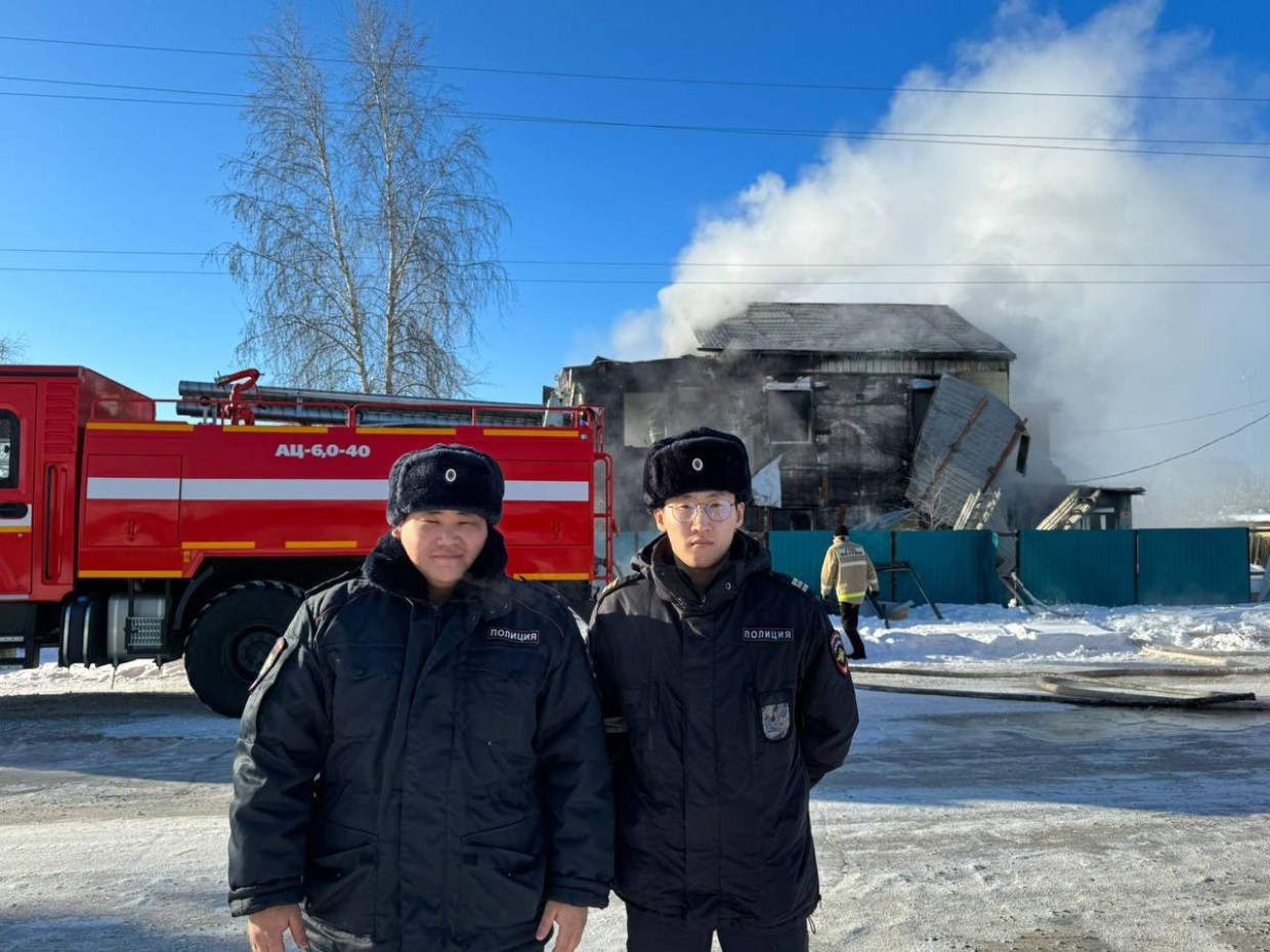 Сотрудники полиции вывели мужчину из горящего дома в Якутии