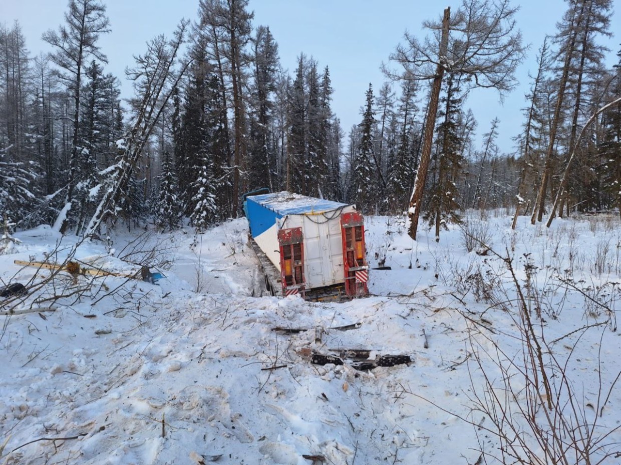 Водитель большегруза с 40-летним стажем вождения съехал в кювет в Мирнинском районе. Двое пострадавших