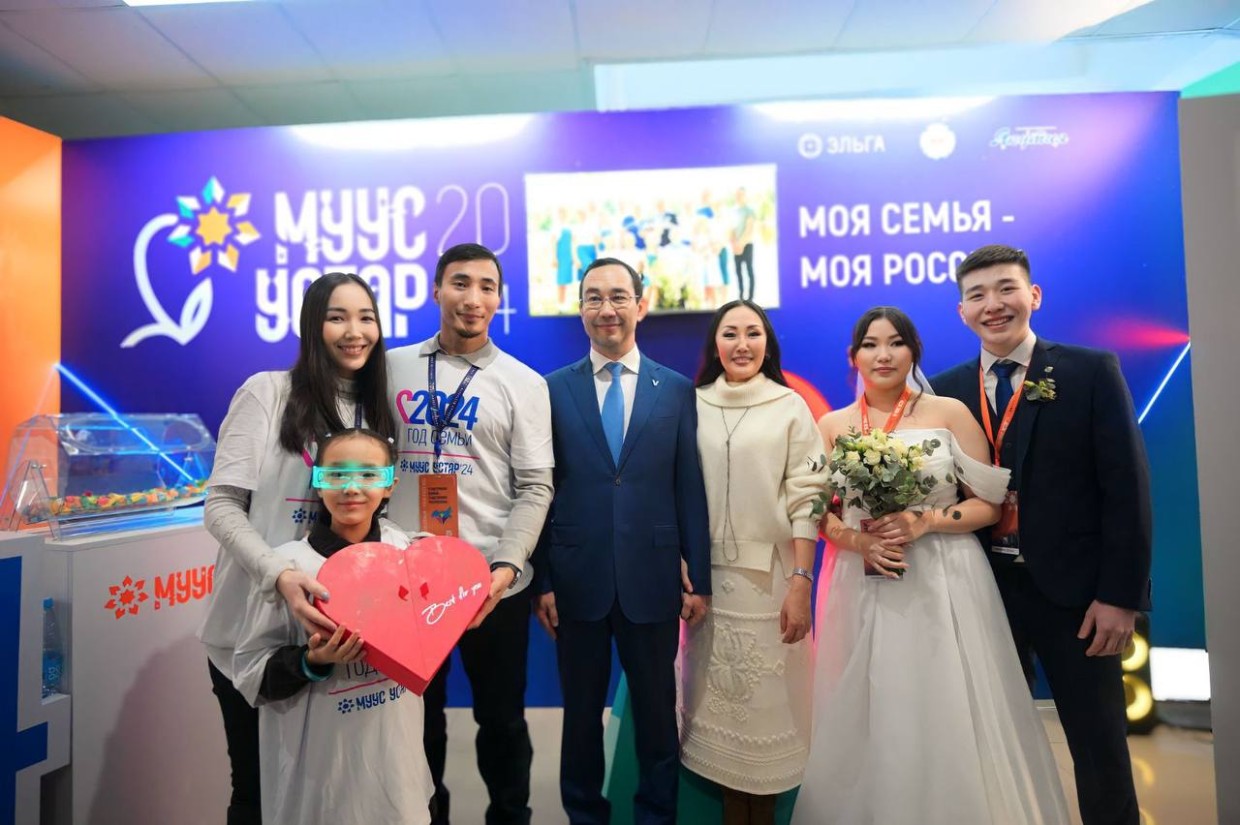 Глава Якутии поздравил молодоженов, заключивших брак во время фестиваля «Муус Устар»