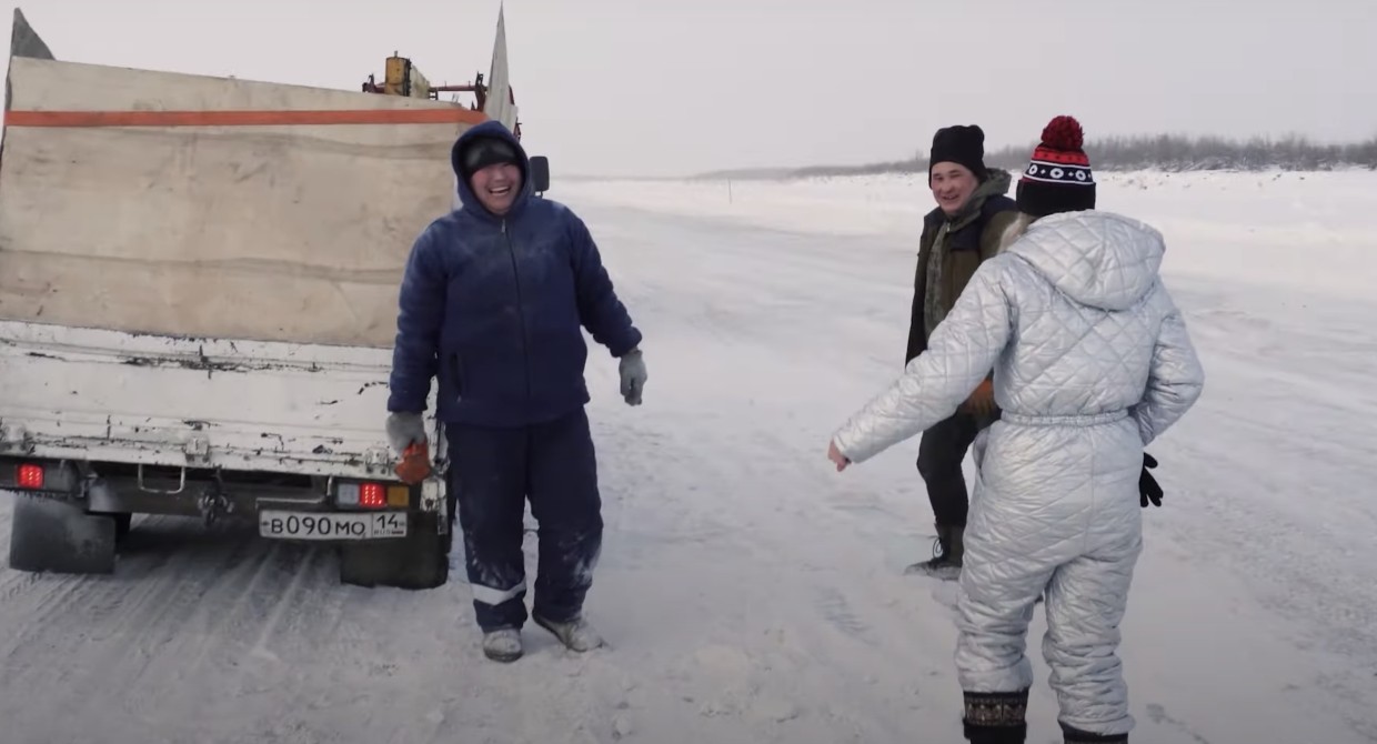 «Причем здесь ваше колесо?» Блогер-миллионник поговорила с диспетчером дорожной компании, отвечающей за ледовую переправу Якутск — Нижний Бестях