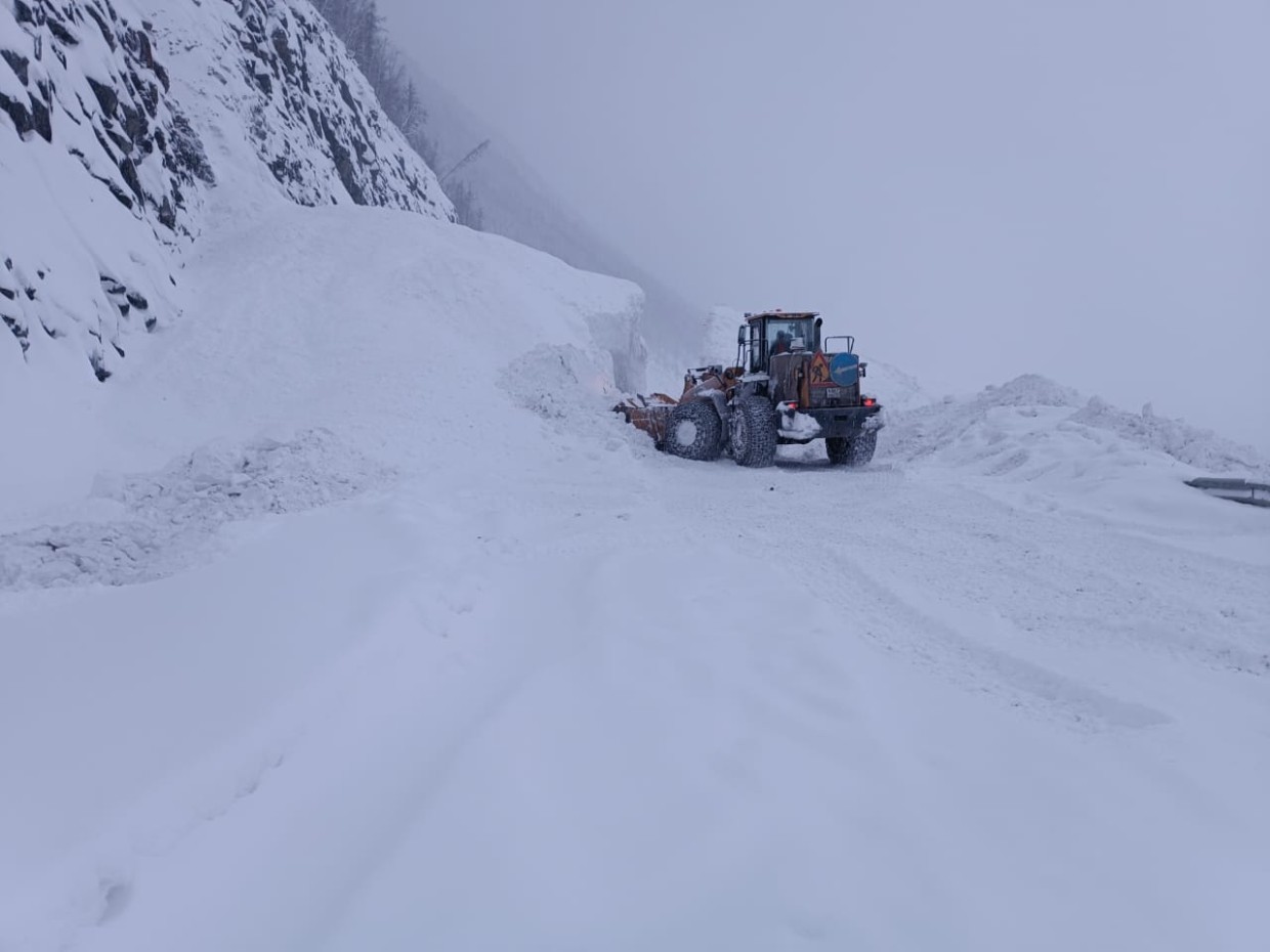 Снежные лавины сошли еще на трех участках автодороги «Колыма». Проезд закрыт