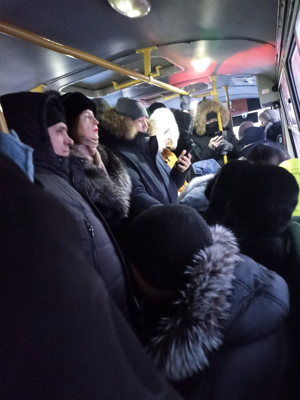 Молодежь объясняет, почему не уступает место в автобусах Якутска