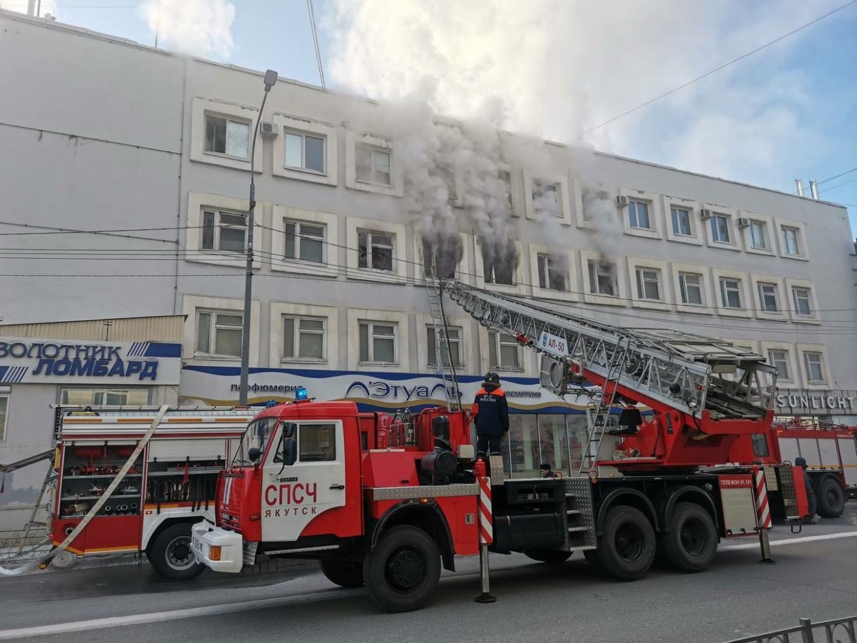 Стала известна предварительная причина пожара в ТЦ «Дом торговли» в Якутске