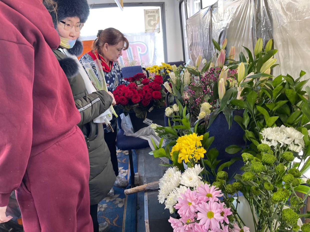 В Якутске началась продажа цветов из автобусов. Вот как это выглядит