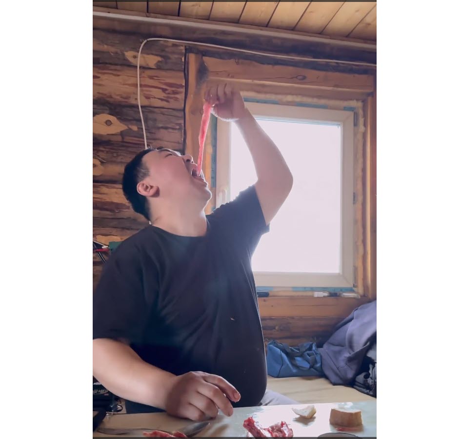 Панда Саха шокировал подписчиков поеданием сырого мозга