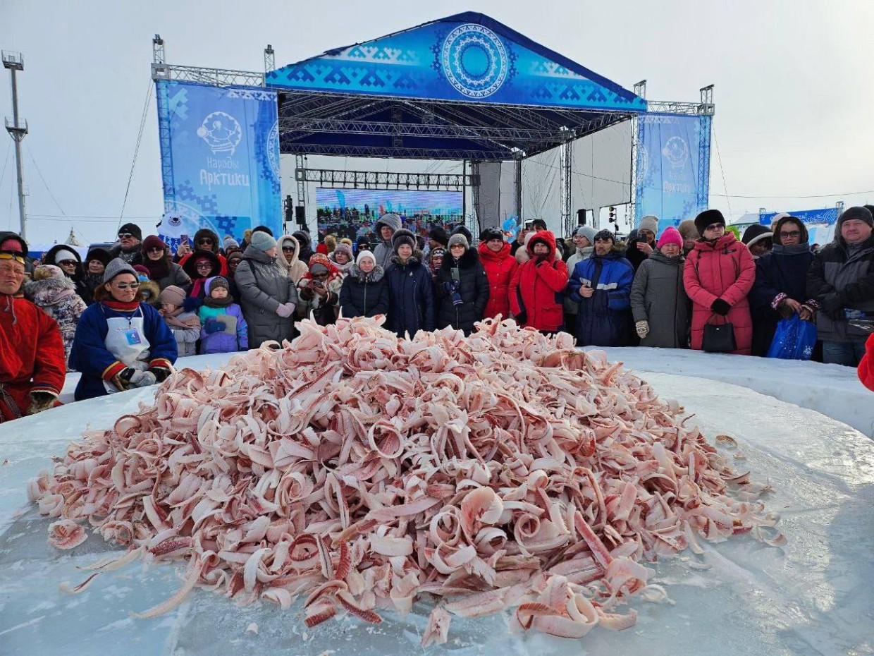 В Ямале приготовили самую большую в мире порцию строганины!