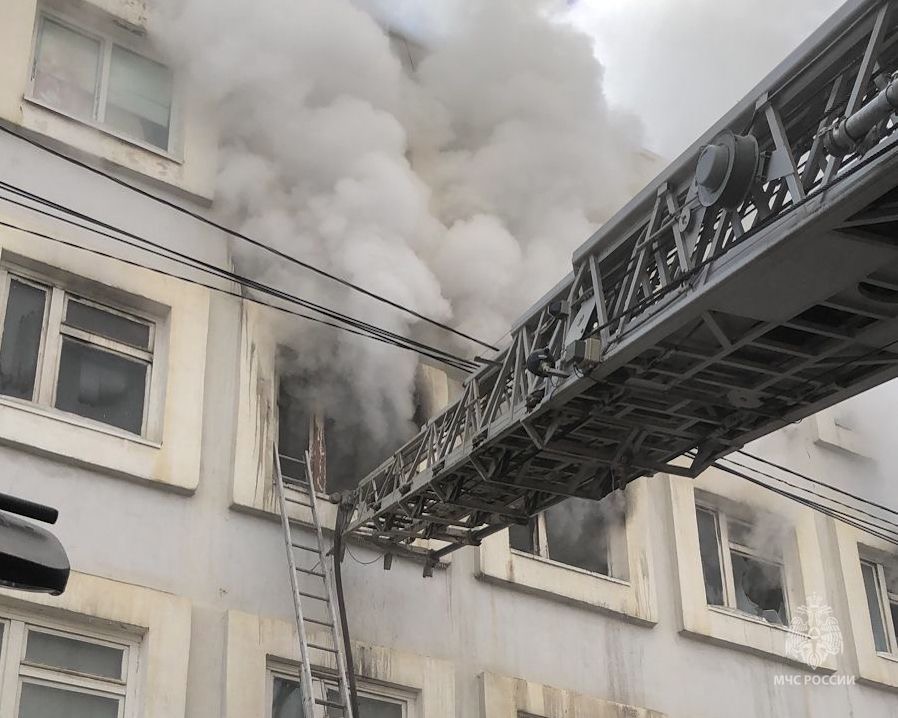 В Якутске горит Дом торговли