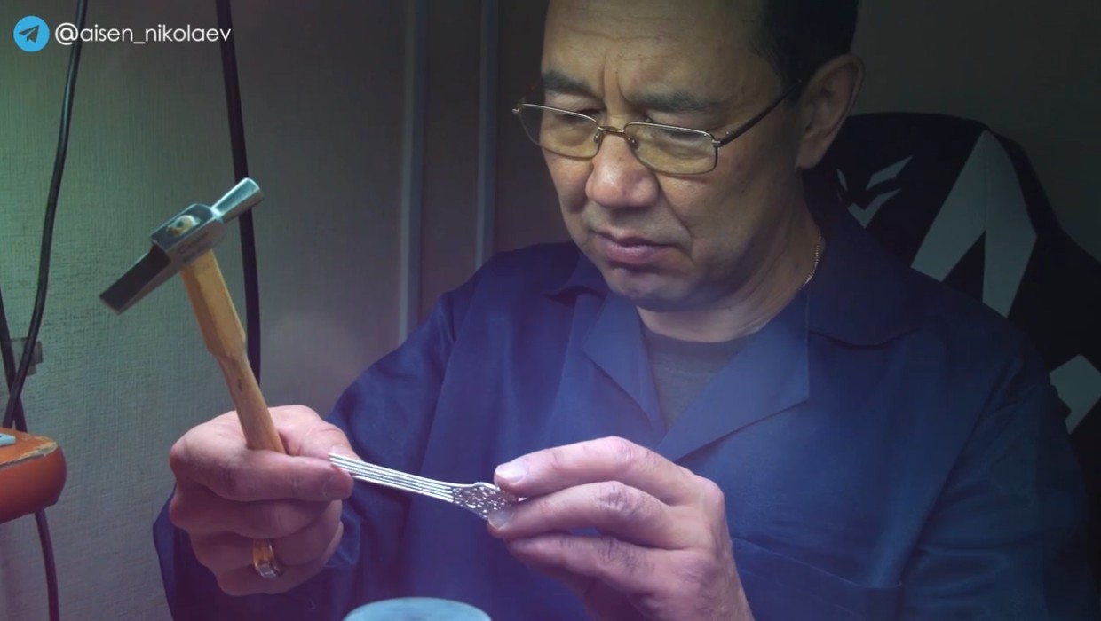 Глава Якутии изготовил серебряные гребни в подарок любимым женщинам