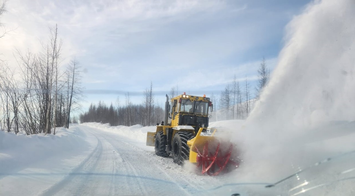 Дорожники "ДЭП №135" ликвидировали последствия схода лавины на автодороге "Яна"
