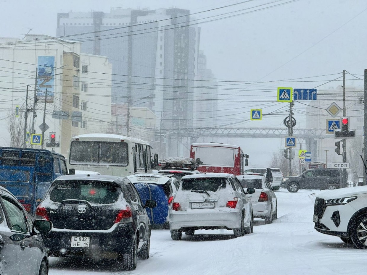 Снегопад затруднил движение транспорта в Якутске. Пробки достигли 8 баллов
