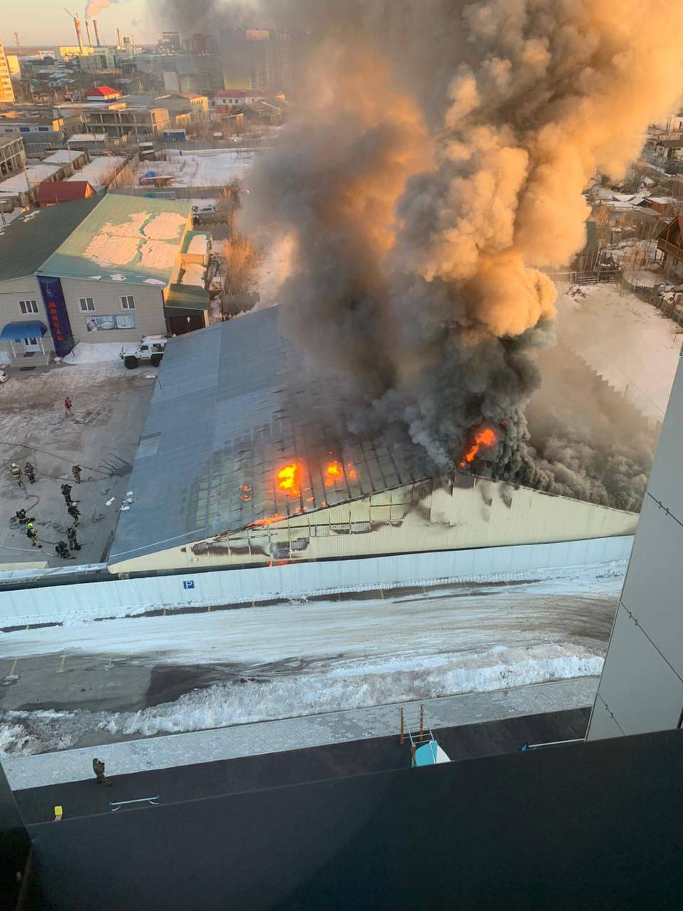 Пожар на складе магазина мебели в Якутске: несмотря на все усилия пожарных, здание сгорело полностью. Работники связали это с проблемами с водой