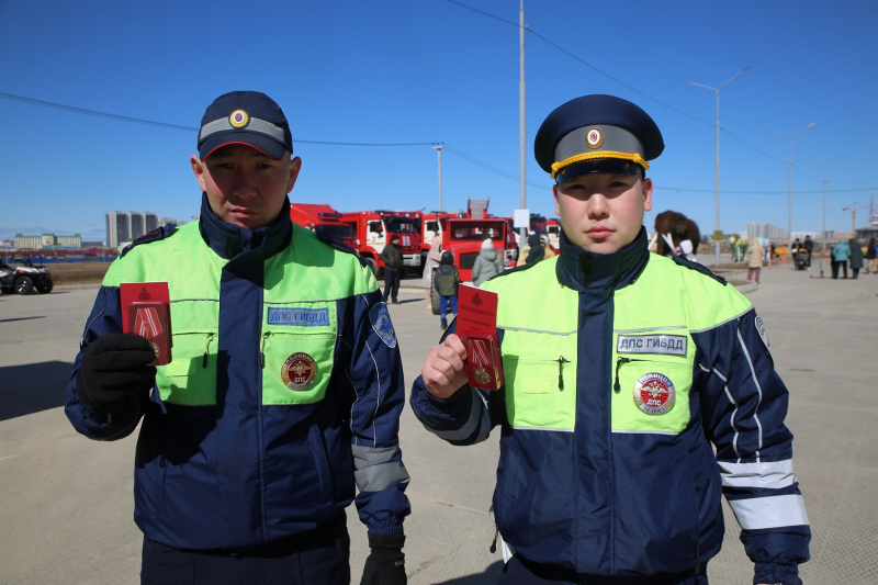 В Якутии полицейских наградили за отвагу и самоотверженность при спасении людей на пожаре