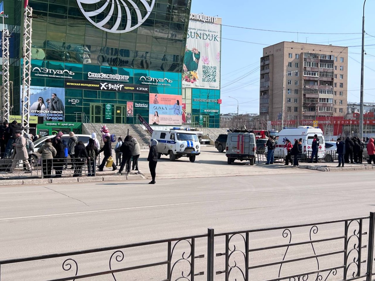 В Якутске эвакуировали торговый центр из-за сообщения о минировании