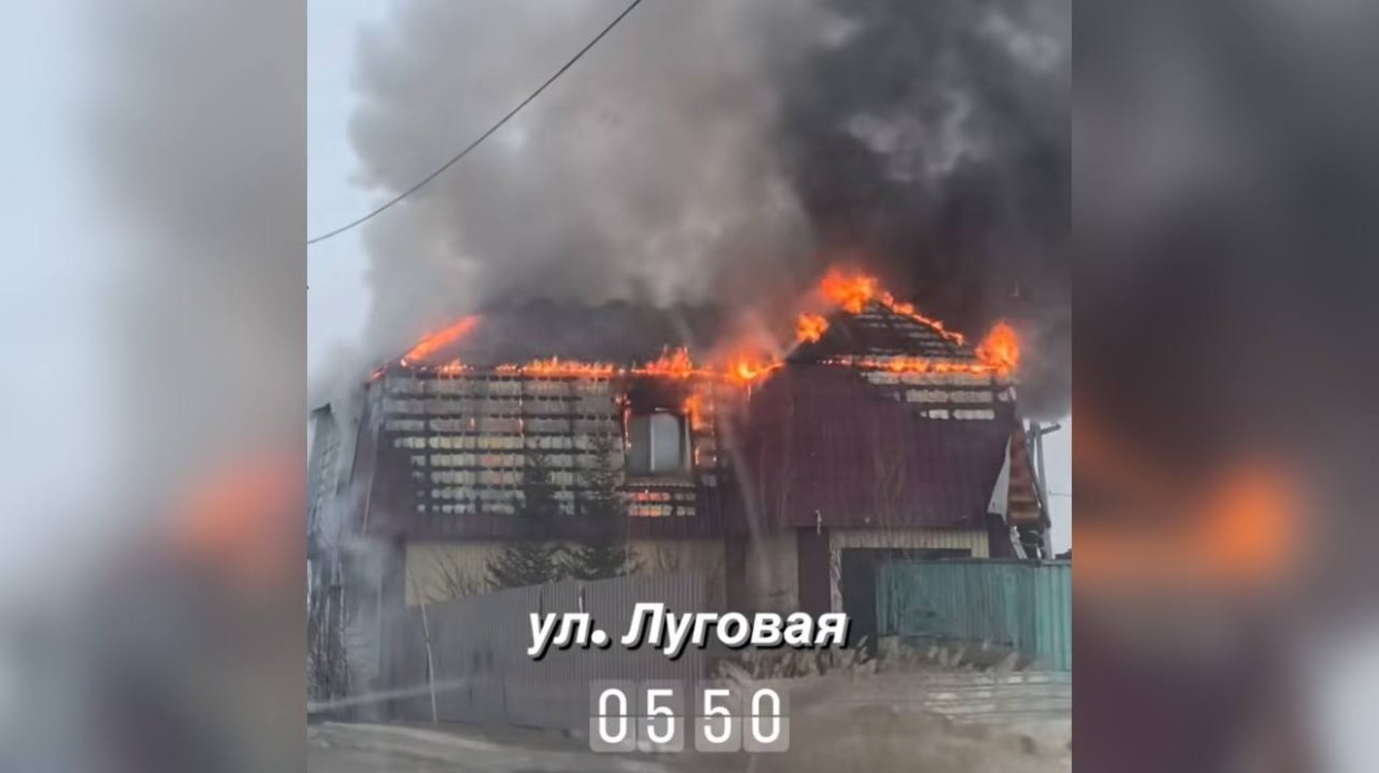 Дознаватели рассматривают две версии причины пожара частного магазина в Якутске