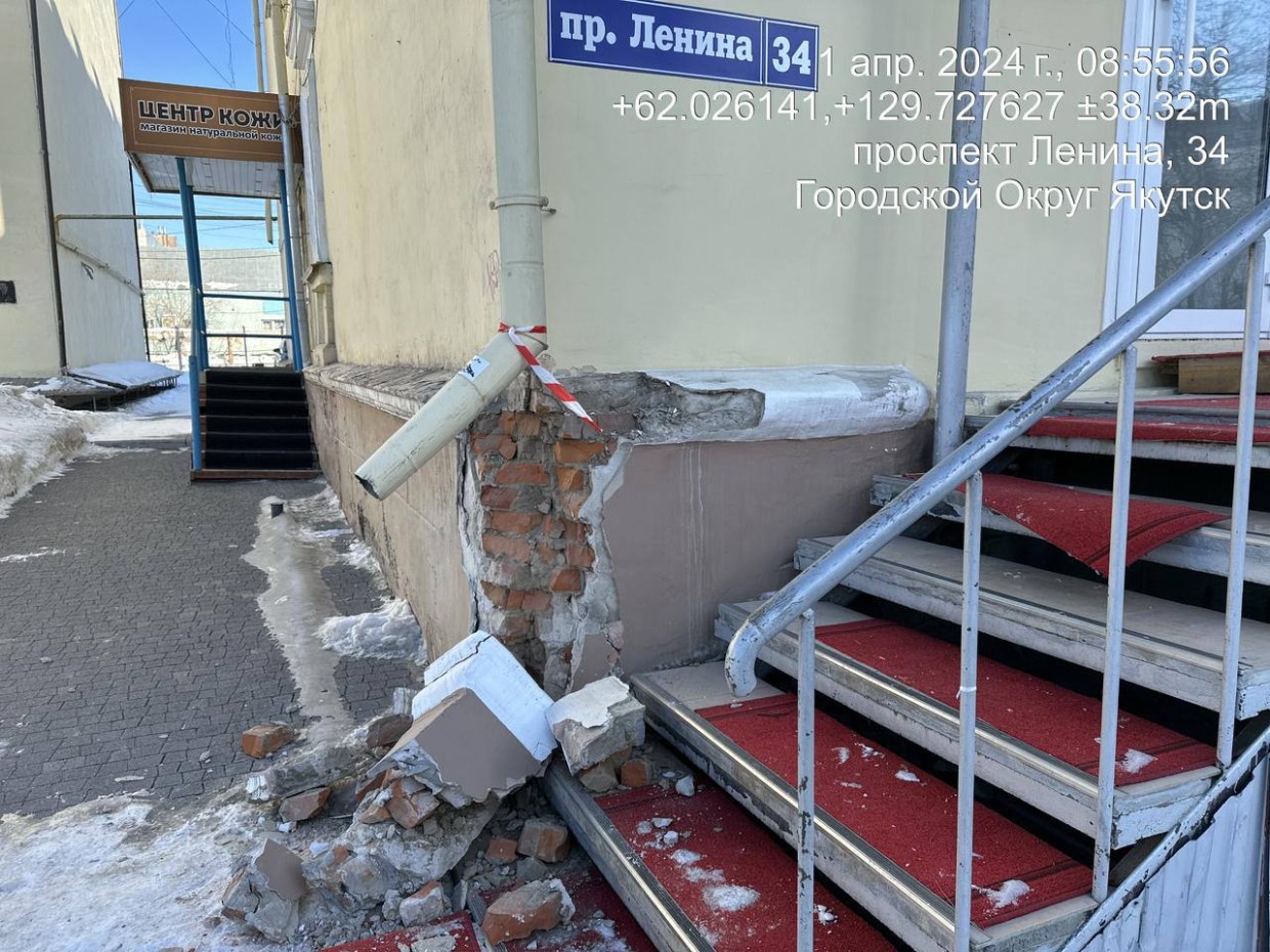 Управа Октябрьского округа: «Обвалились элементы фасада. Это не несущая конструкция жилого дома»