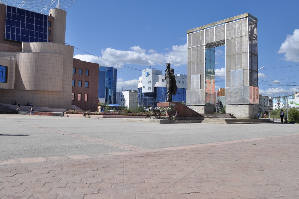 В Якутске на ремонт площади Орджоникидзе потратят 1,4 млн рублей. Памятник Ойунскому не будут ремонтировать