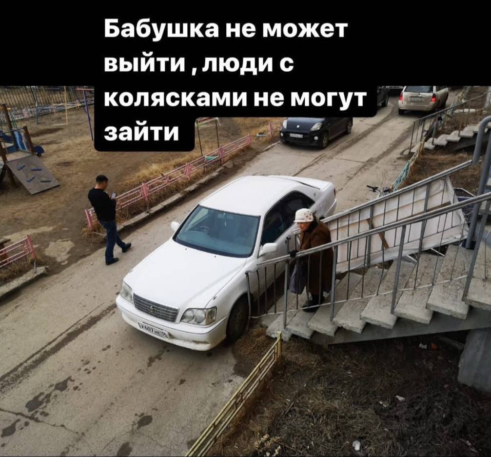 В Якутске удививший всех водитель, припарковавший машину вплотную к подъезду, оштрафован на 500 рублей