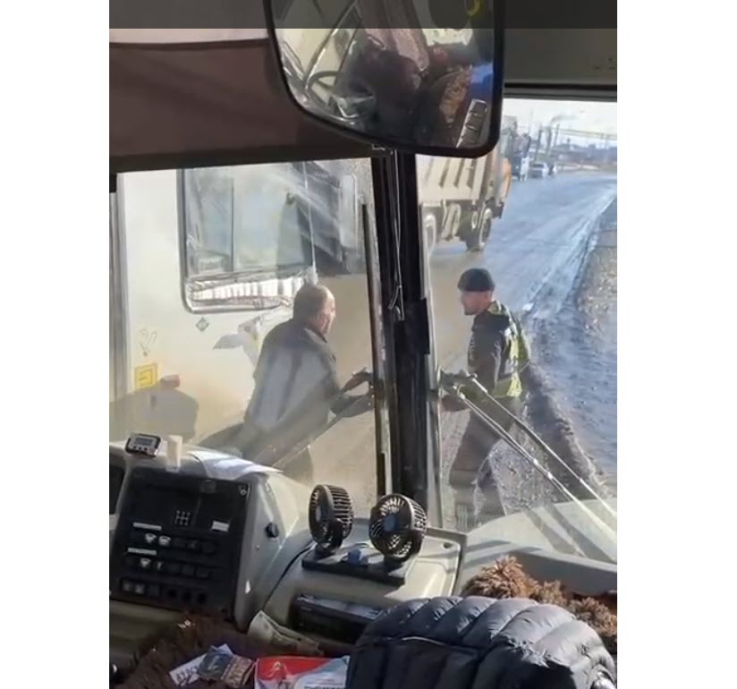 Оба водителя автобусов в Якутске, устроивших драку на остановке, отстранены от работы
