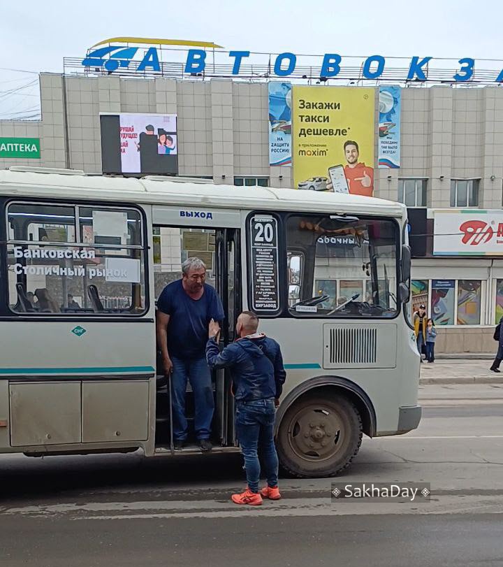 В Якутске агрессивный мужчина напал на водителя с 20-летним стажем