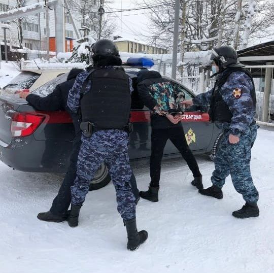 Наряд Росгвардии задержал жителей Якутска по подозрению в совершении уличного грабежа