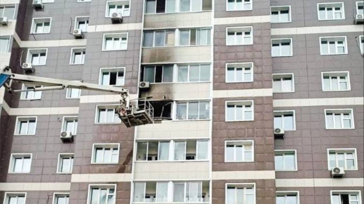 В Якутске загорелся балкон 15-этажного жилого дома в микрорайоне «Прометей»