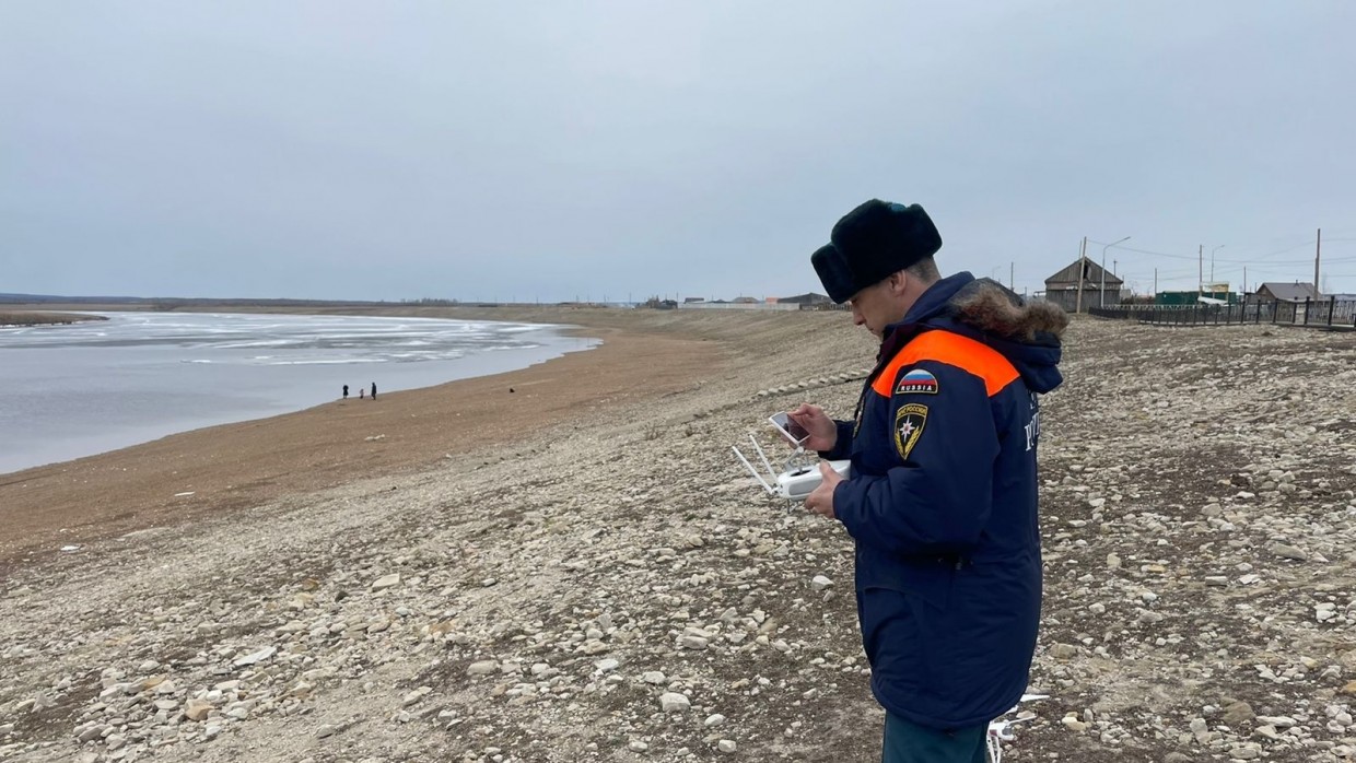 Режим повышенной готовности введен в двух районах Иркутской области из-за ледохода на Лене. В Якутии вскрытие реки ждут к 6 мая