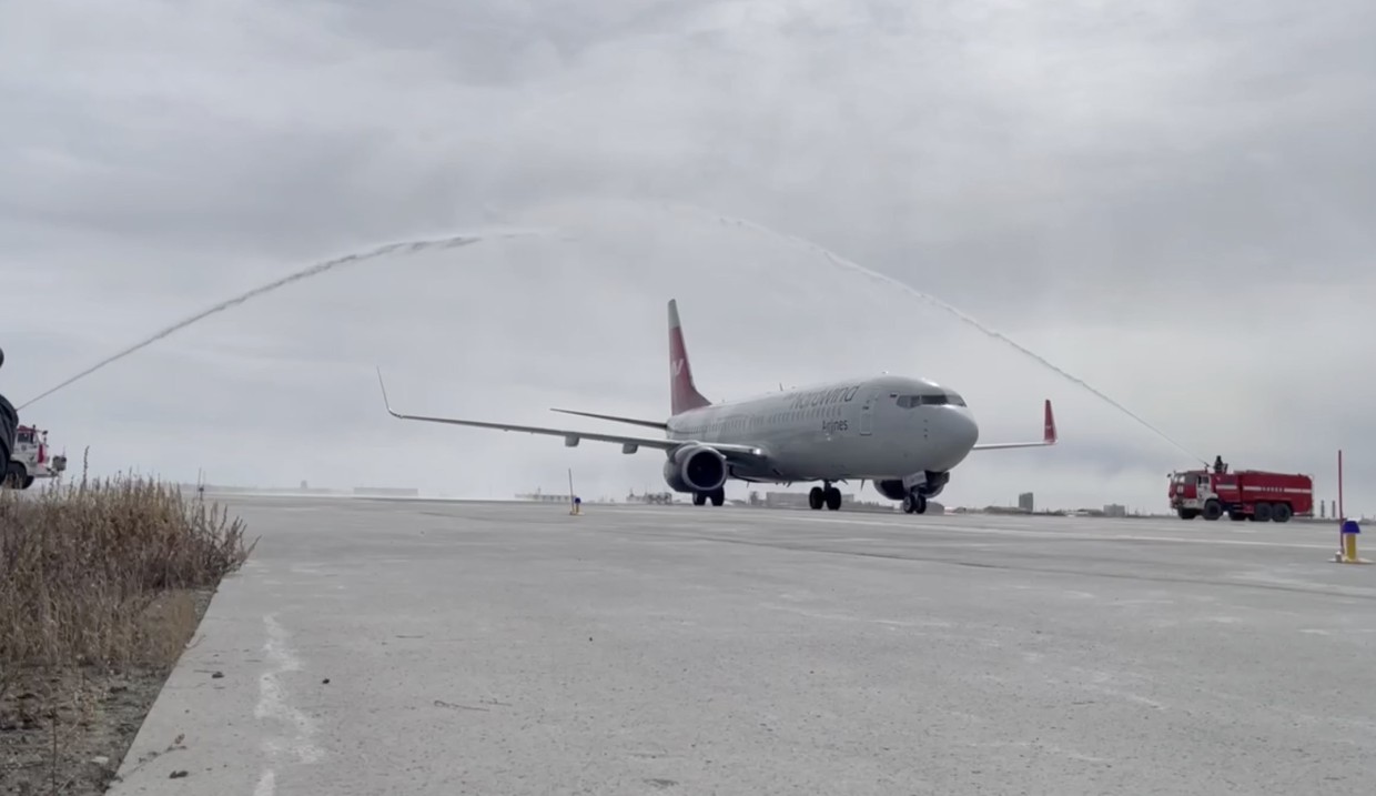 В аэропорту Якутска первый регулярный рейс из Казани встретили водяной аркой