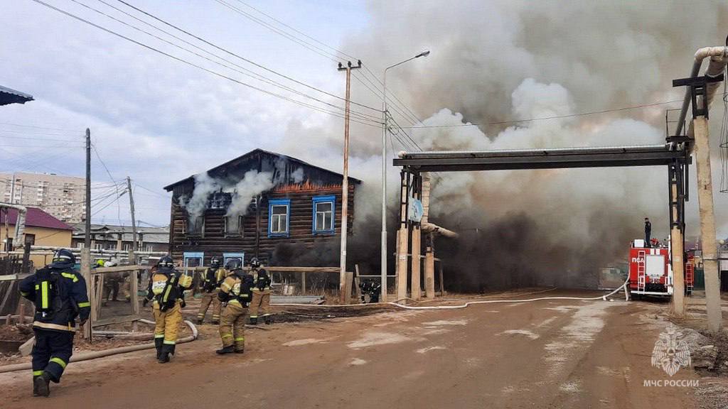 Два человека погибли при пожаре в двухэтажном доме в Якутске. Эвакуировано 15 человек