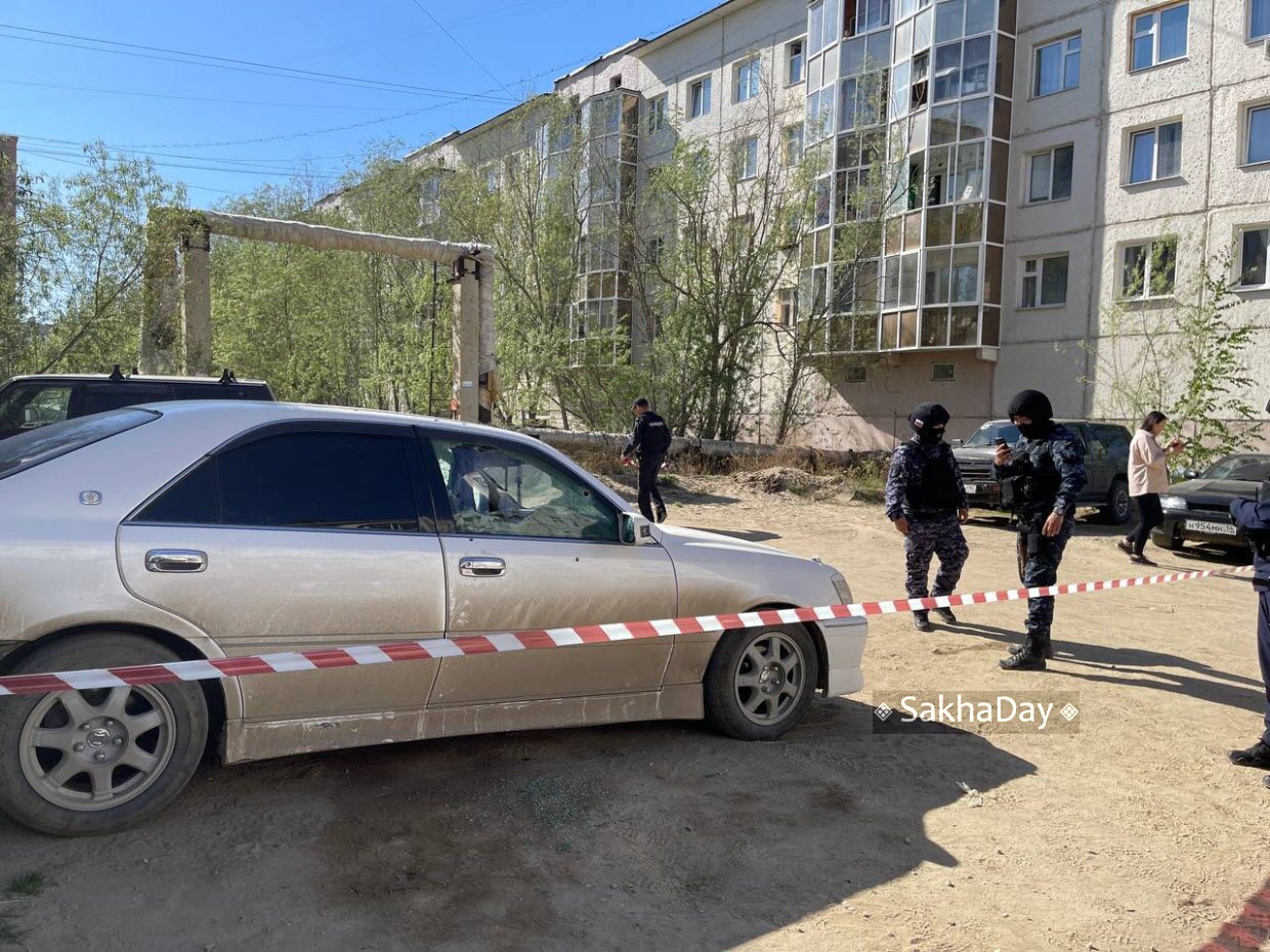 В Якутске мужчина открыл стрельбу с балкона жилого дома. Он целился в  припаркованные машины