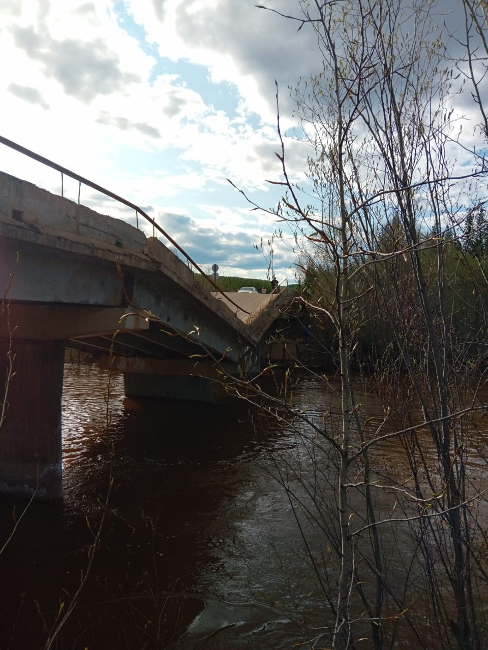 Мост в сторону села Хатыстыр Алданского района обрушился